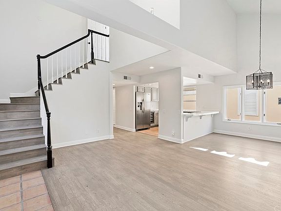 2nd image of 614 1/2 Avocado Ave