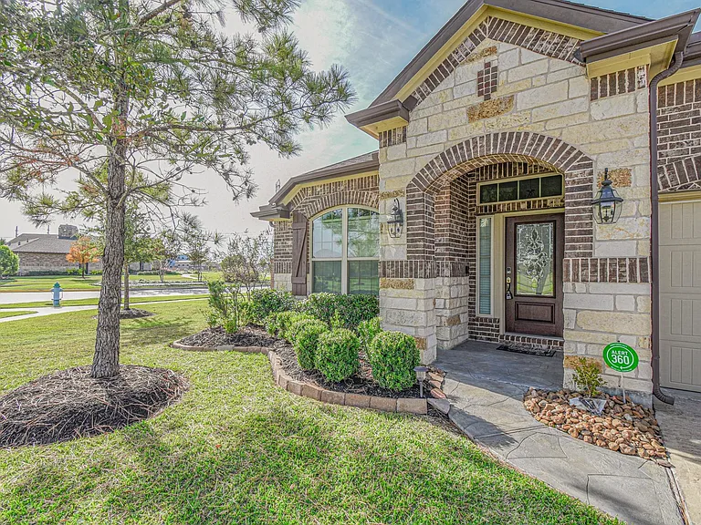 9403 Briscoe Bend Ln — Photo 2