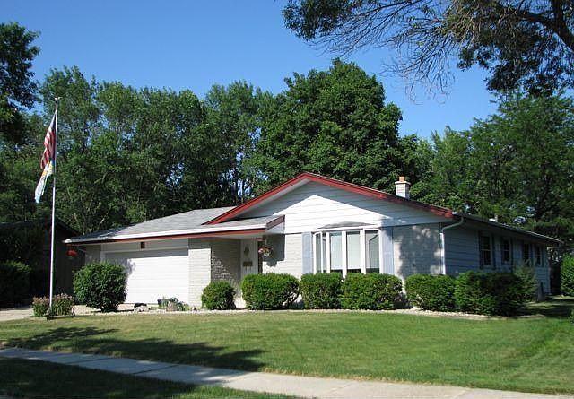 Low maintenance vinyl and stone exterior