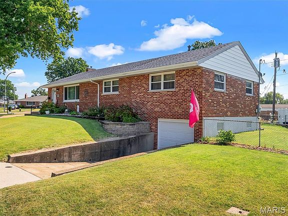 3rd image of 8120 Parkridge Dr