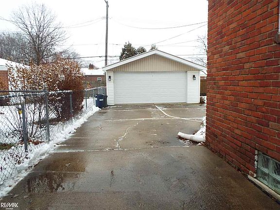 4th image of 28316 Grant St