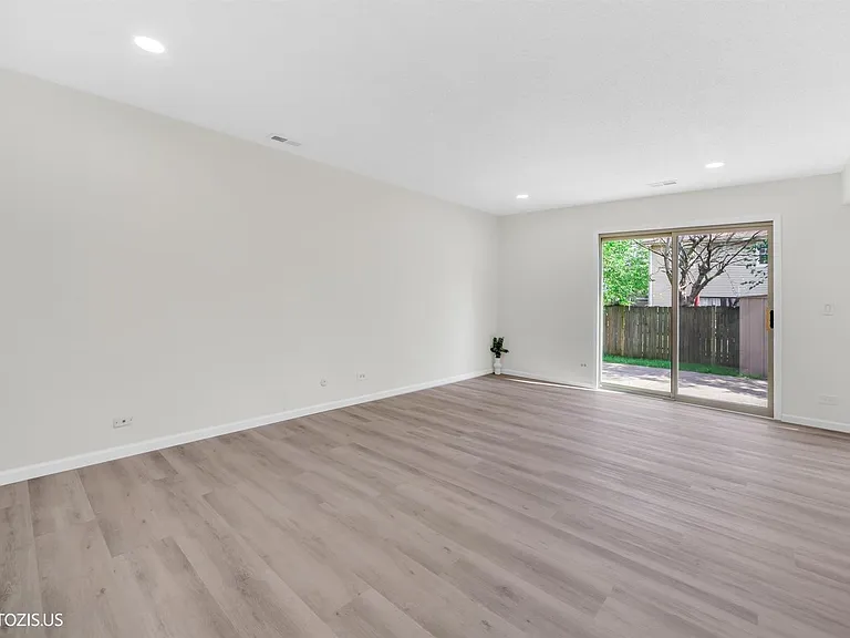 1405 Merrimac Ln N — Photo 13