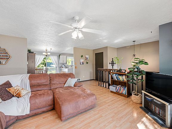 5th image of 13815 E Crown Ave