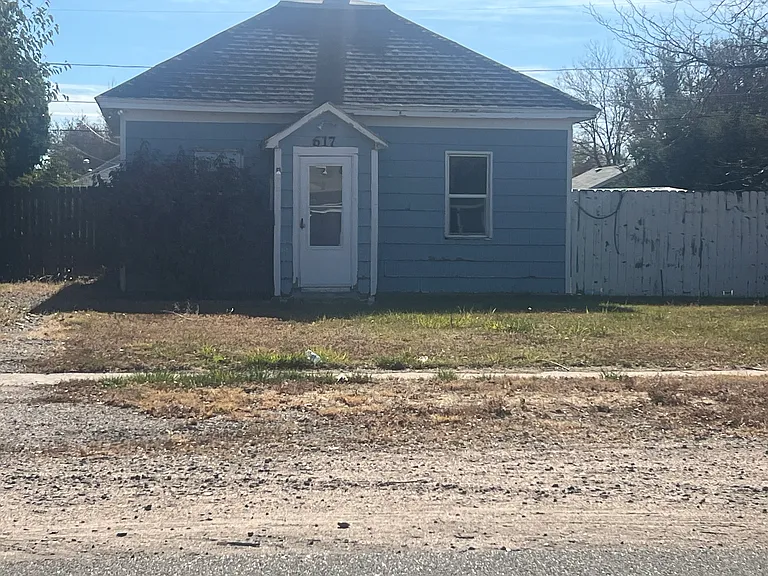 617 Douglas St — Photo 1
