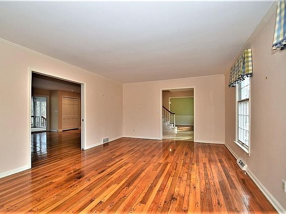 3rd image of 15 Pepper Creek Dr
