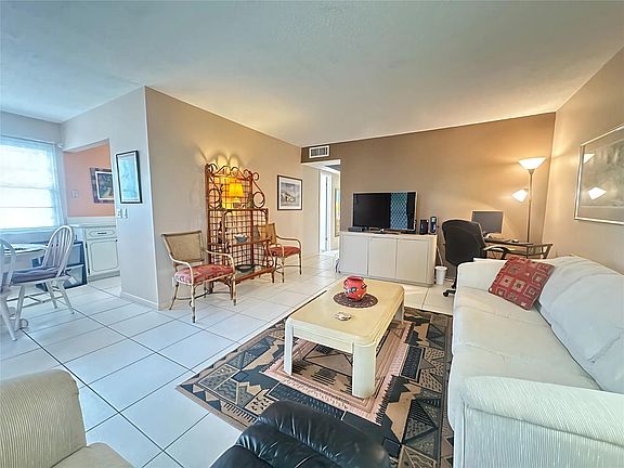 3rd image of 288 Ventnor #288