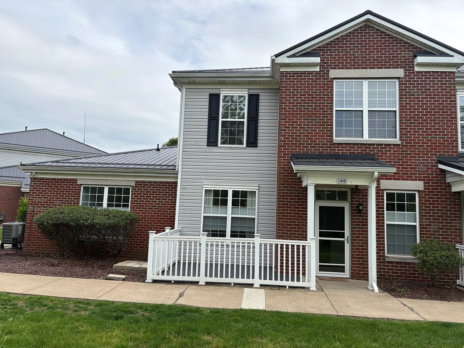 3 bed, 2.5 bath, 1612 sqft, $2,300 — Photo 2