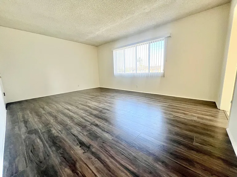 Top-Floor 1 Bedroom in Quiet Bluff Heights Courtyard Complex — Photo 4