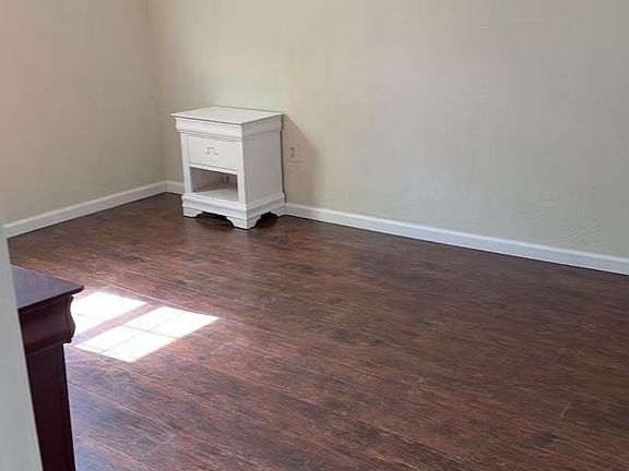 3rd image of 428 Mortimer Ave