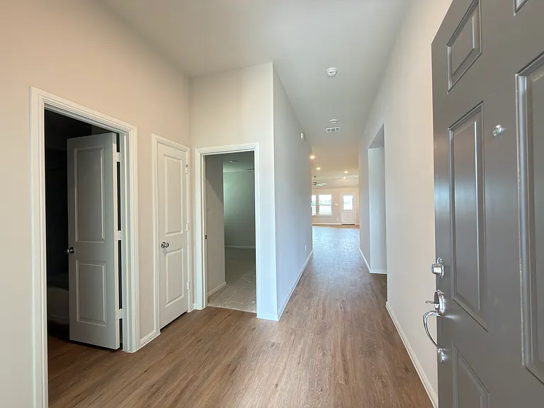 406 Kingsbury Ave — Photo 3
