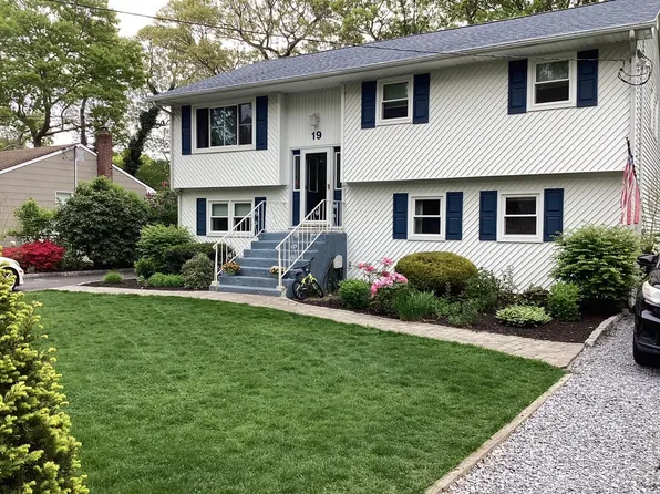 19 Holiday Boulevard, Center Moriches, NY 11934