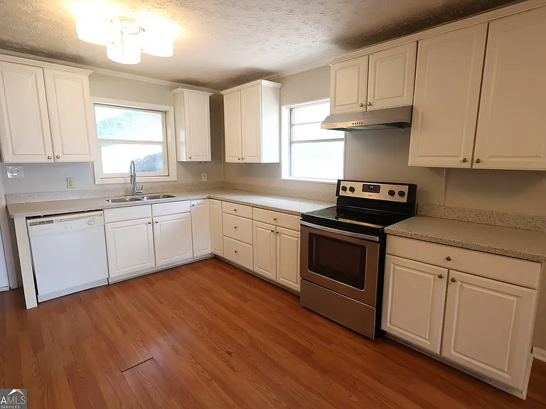 615 N Jefferson St NE — Photo 8