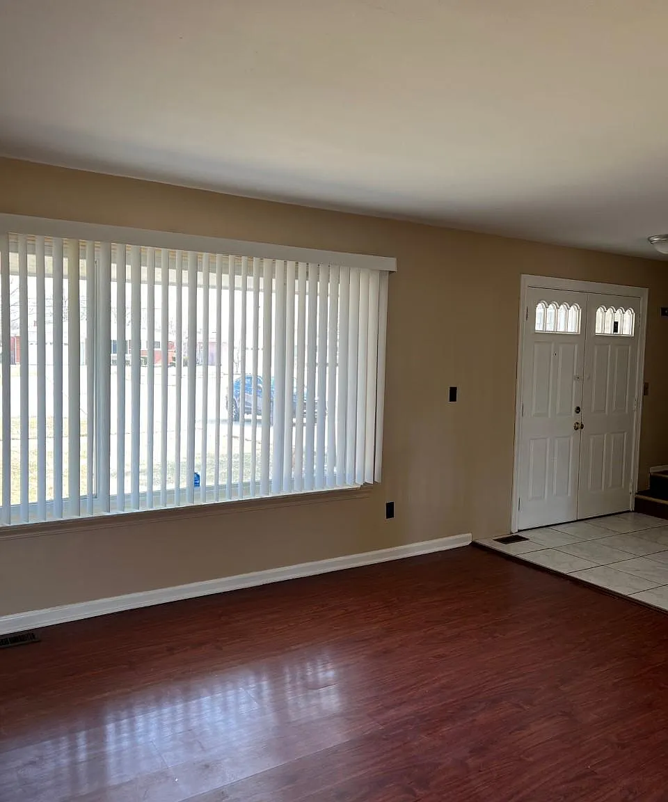 33923 Ryan Rd — Photo 2