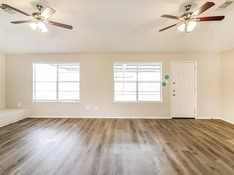9938 Shell Rock Rd — Photo 3