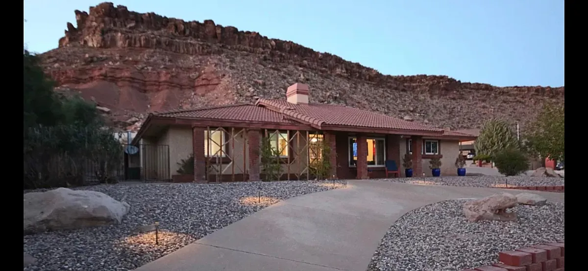 Building Photo - 802 W Escalante Dr