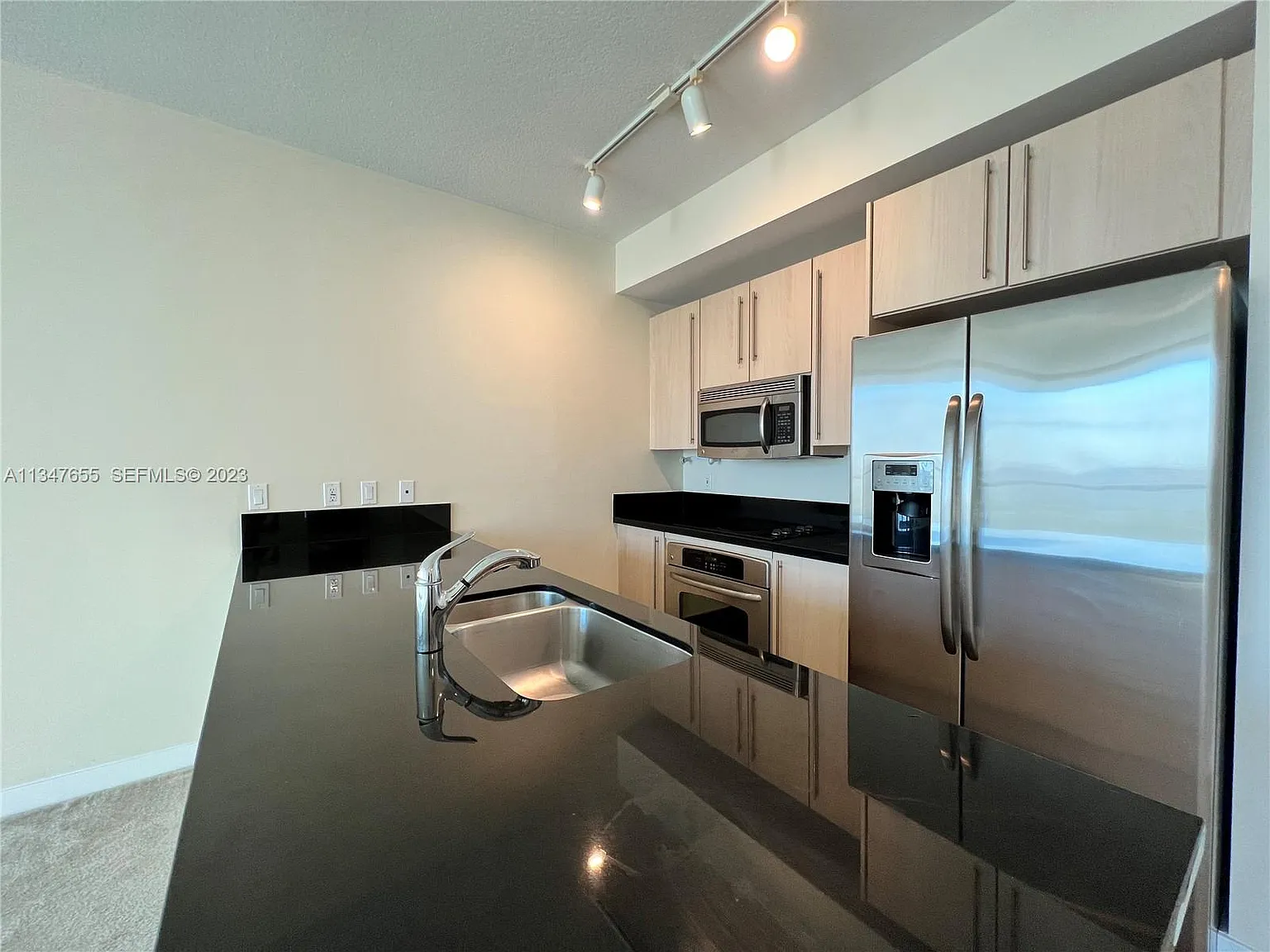 1 bed, 693 sqft, $2,645 — Photo 3