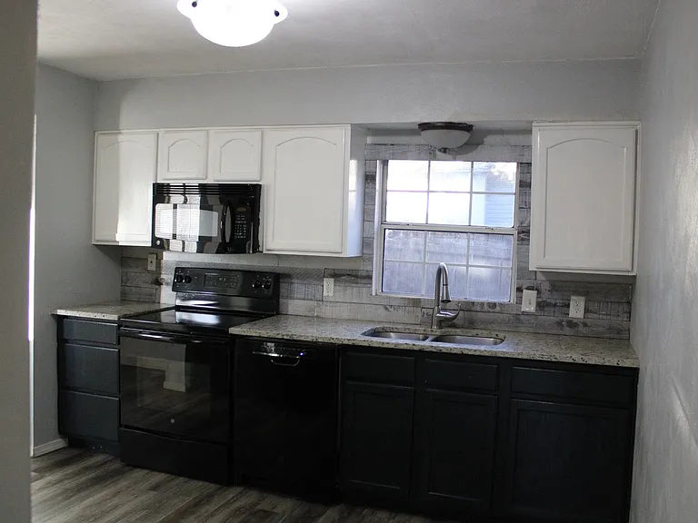 112 N Walnut St — Photo 6