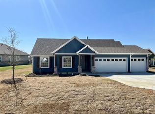 1372 Orange Blossom Ct, Gainesville, TX 76240