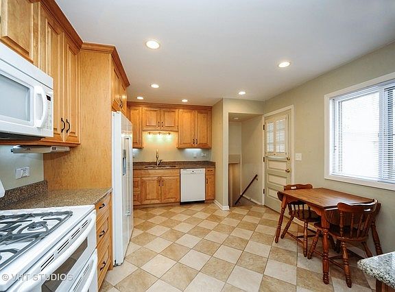 3rd image of 1408 N Vail Ave