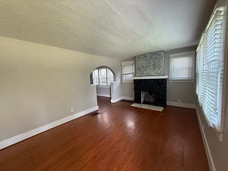 1004 Gillock St — Photo 16