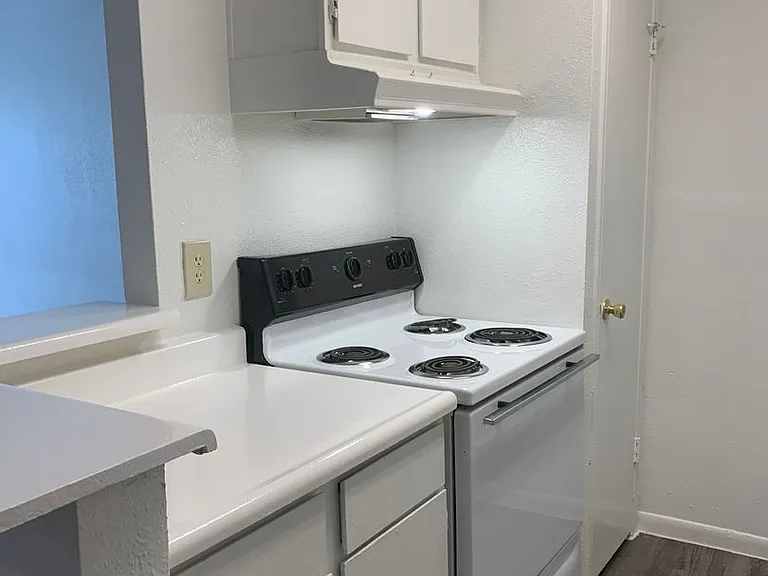 Emerald Cove Apartments — Photo 48