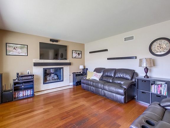 3rd image of 10113 Woodglen Vista Dr