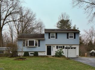 10 Pinehurst Dr, East Windsor, NJ 08512
