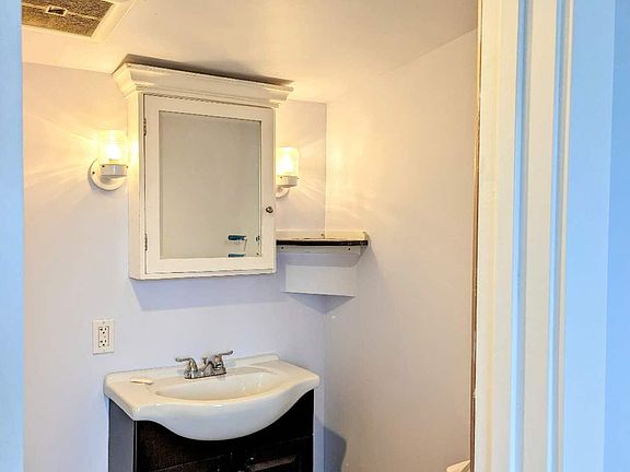 5th image of 100 N 101st St Unit B