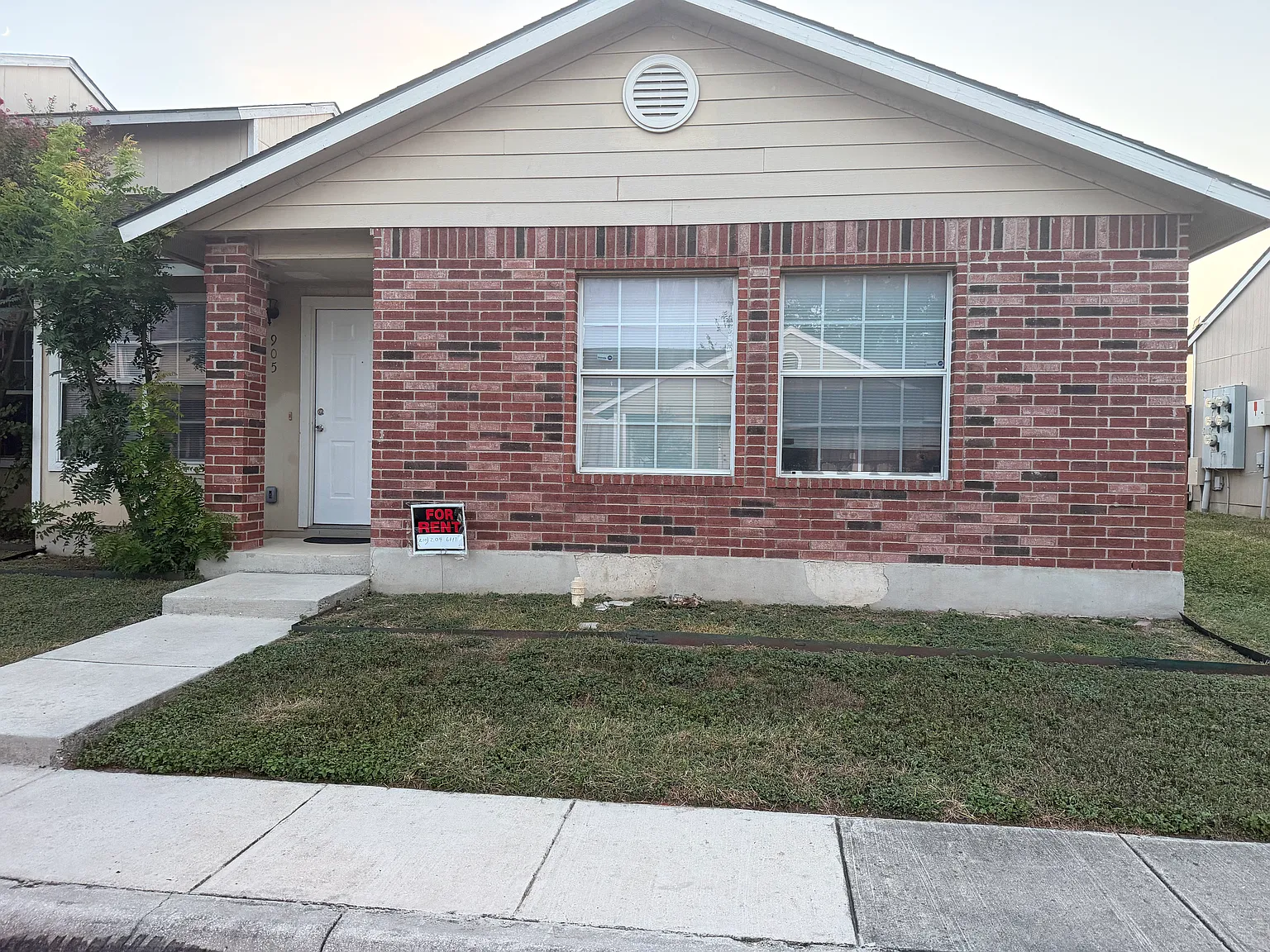 3 bed, 938 sqft, $1,495 — Photo 1