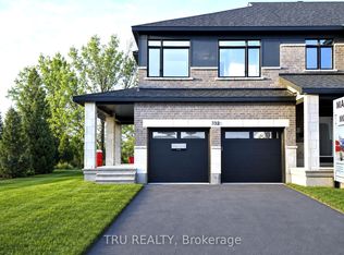 332 Makobe Ln, Ottawa, ON K4M 0M1