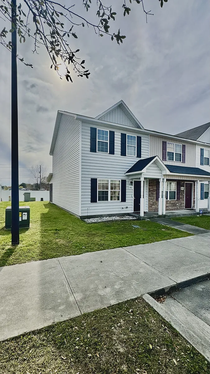 Building Photo - 5001 Grandeur Ave