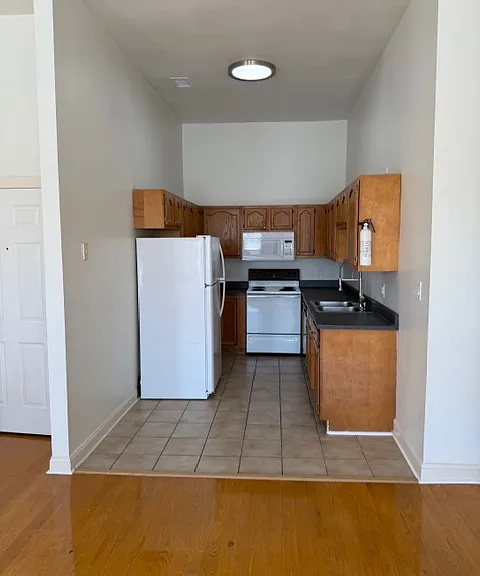548 E Hall St #A — Photo 10