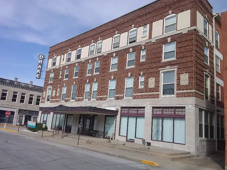 Drake Hotel Apartments — Photo 1