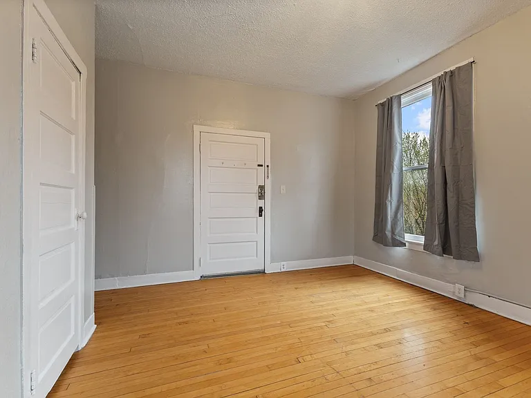 Essex Apartments — Photo 11