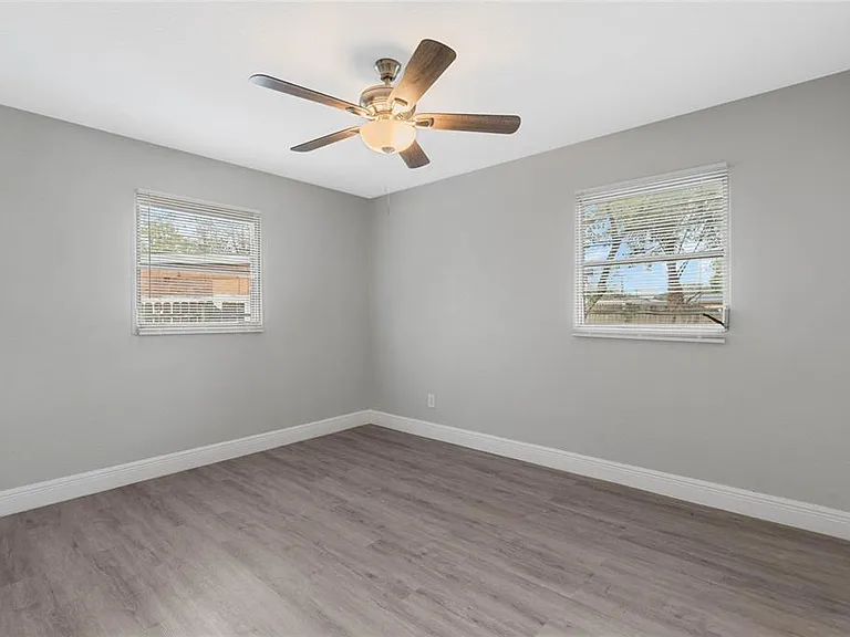 1090 Emerald Dr — Photo 17