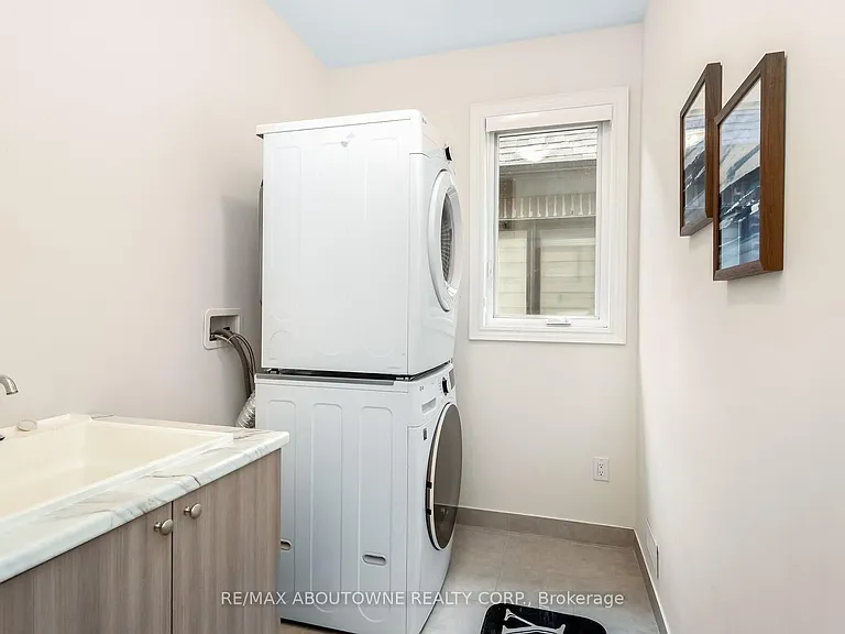 3294 Millicent Ave — Photo 43