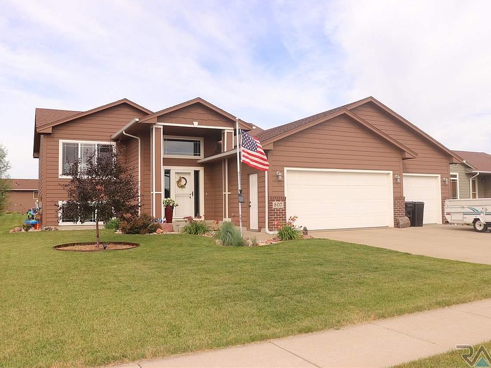 1st image of 807 Honeysuckle Dr