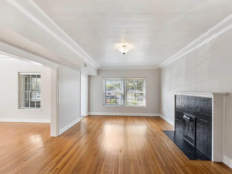 Buckingham & Balmoral Apartments — Photo 15