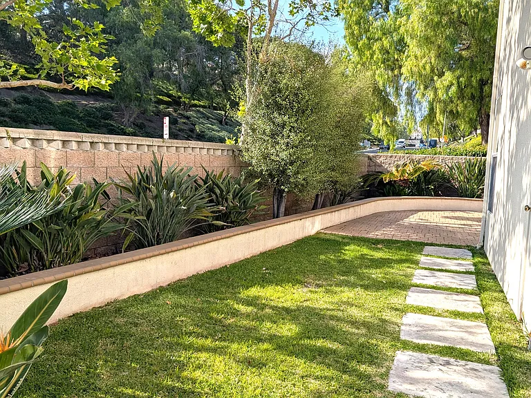1 Halcyon Ln — Photo 15