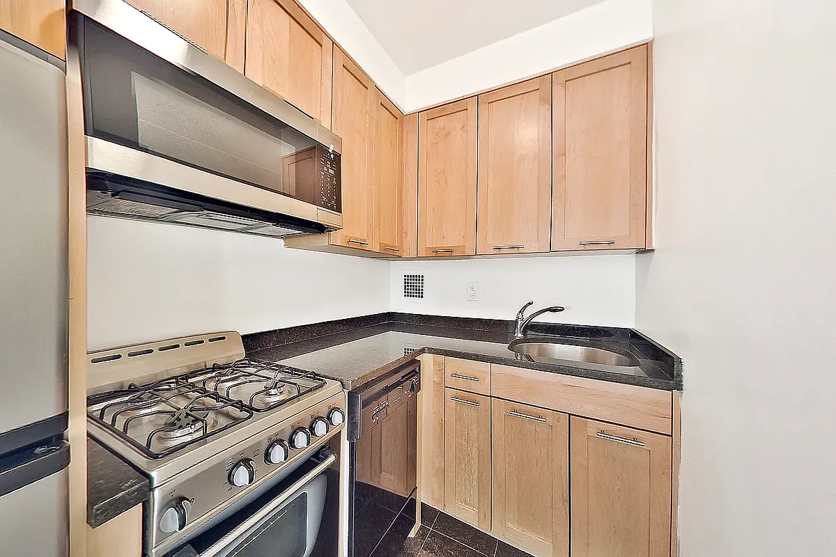 236 East 36th Street — Photo 4