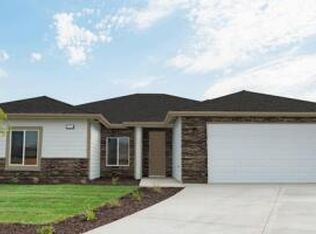 1018 N Walnut St, Woodlake, CA