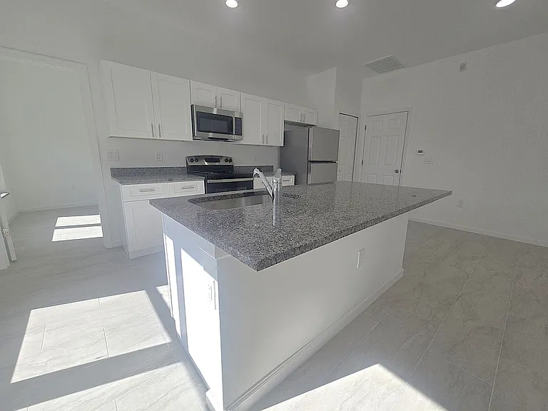 940 Sterling St E — Photo 10