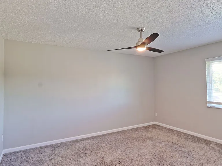 975 Barbizon Dr — Photo 11