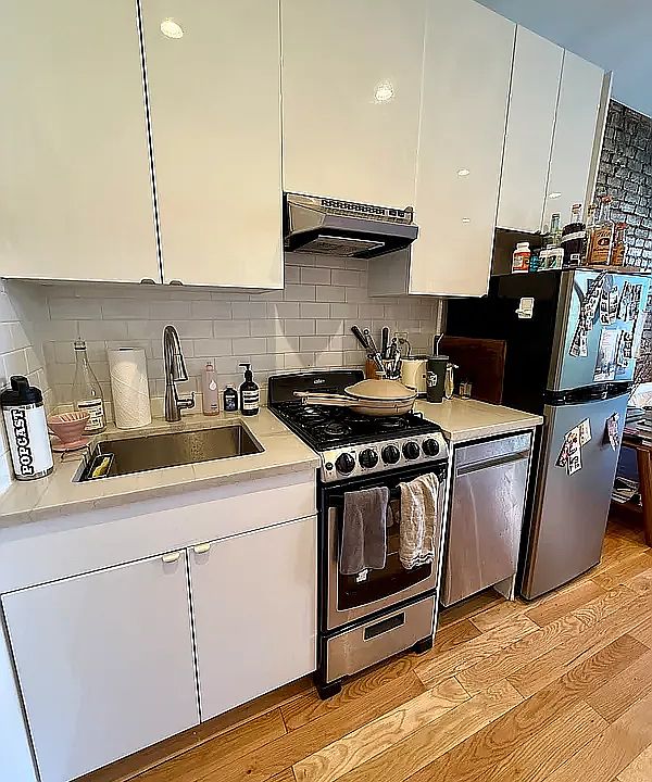 2nd image of 31 Carmine St APT 6