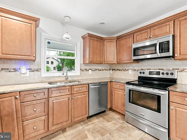 2 Barnwell Ln — Photo 2