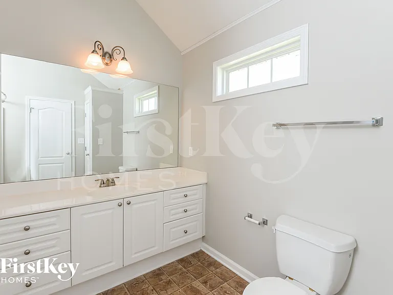 2218 Village Ln — Photo 10