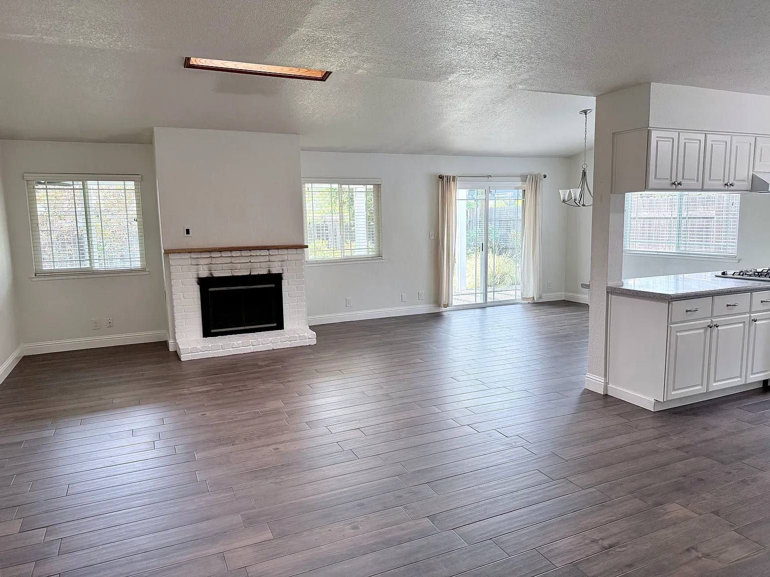 3 bed, 1326 sqft, $2,795 — Photo 2