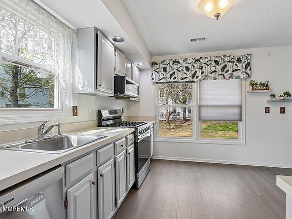 5th image of 107 Lloyd Court #107