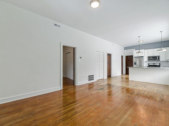 4th image of 916 N Ashland Ave APT 2R
