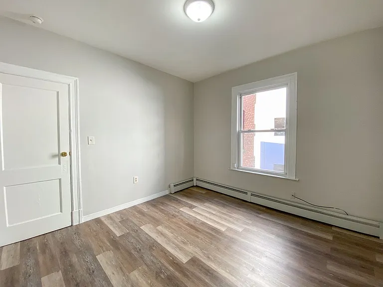 291 Buckingham St / Luca Investments LLC — Photo 13